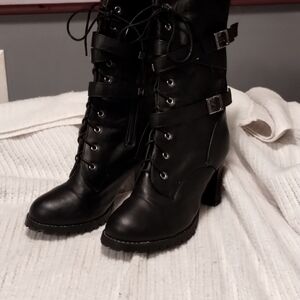 Women's boots size 9